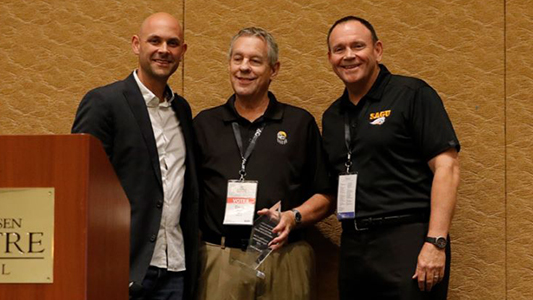 David Moore (center) is honored by AG Alliance for Higher Education Director John Davidson (left) and SAGU President Kermit Bridges